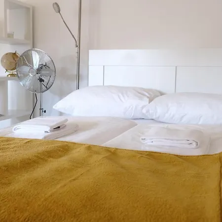 Neues Im Zentrum Von Fuer 2 Personen Appartement Graz