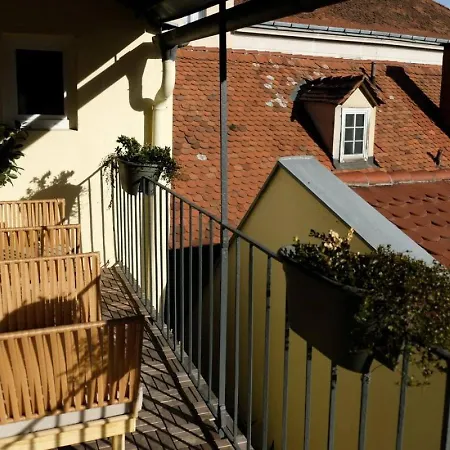 Noor - Quiet Retreat & Free Parking *